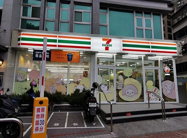 為響應限塑政策，現在自備環保杯至超商消費能享5元折扣，卻有民眾反映紙本寄杯的咖啡並不適用此優惠。示意圖／記者曾增勳攝影