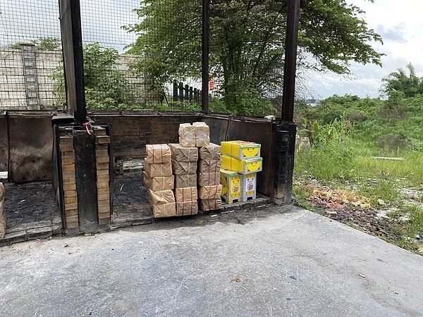 林姓殯葬業者去年9月，在嘉義市殯儀館戶外庫錢區，發現一堆燜燒現鈔，撥開灰燼驚見一疊疊放紅包袋千元、百元鈔，潑水滅火，報警清點共20萬9千元。記者魯永明／翻攝