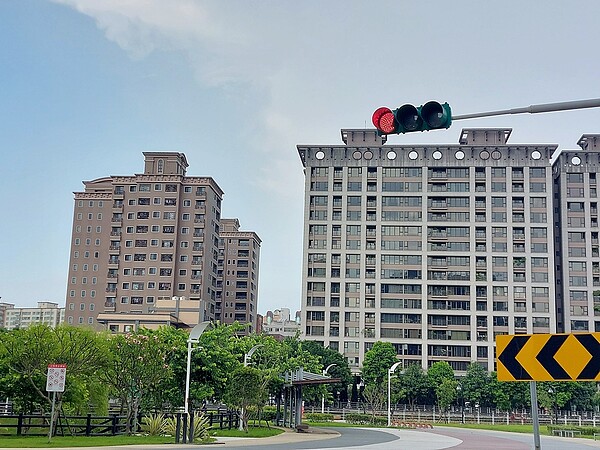 桃園「這區」房價過熱...浮現賣壓?外地買盤挹注、推案量能仍不俗 小檜溪重劃區預售案成交價1坪多已來到3字頭尾至4字頭,連帶使得周邊區域的中古大樓價格也上漲。圖/好房網News記者林和謙/攝