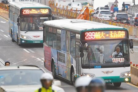 台北市公共汽車商業同業公會醞釀月底爭取調整運價，恐接連影響票價上漲。（本報資料照片）