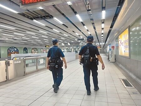 高雄捷運警察隊2人1組，負責在捷運紅橘兩線和輕軌隨車巡邏。（洪靖宜攝）