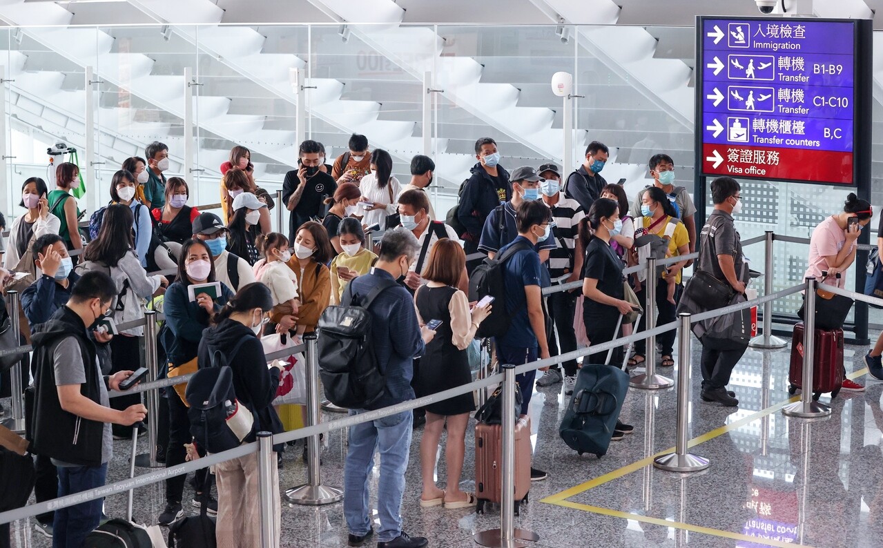 考量國人旅遊需求及重症率未提升，中央流行疫情指揮中心宣布七日起調升入境總量從二點五萬人次至四萬人次。圖為入境旅客排隊通過檢查站。記者黃仲明／攝影 