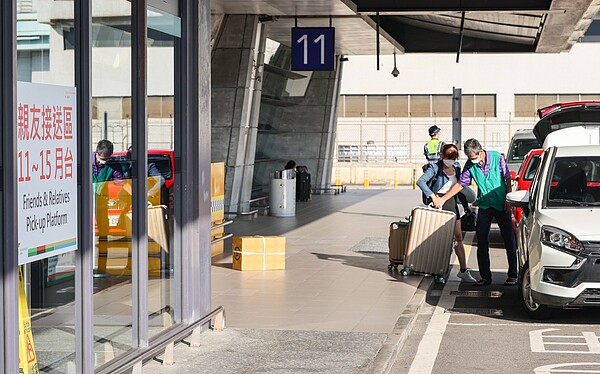 中央流行疫情指揮中心7日宣布,即日起調升入境總量人數每周4萬人,入境旅客離開機場時可由親友接送。記者黃仲明/攝影