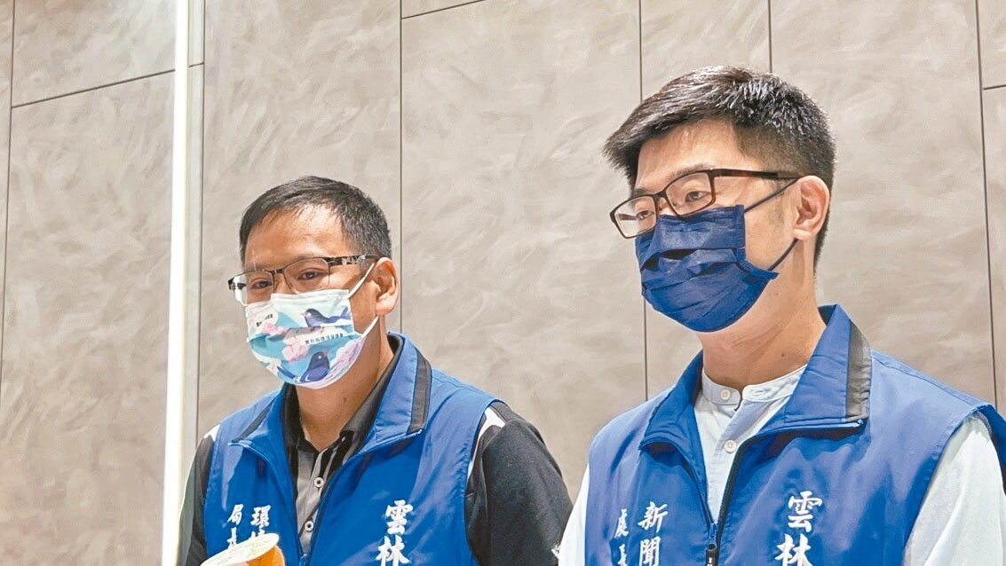 雲林縣政府環保局長張喬維(左)、新聞處長羅楚東(右)昨開記者會譴責不實文宣。記者陳苡葳/攝影