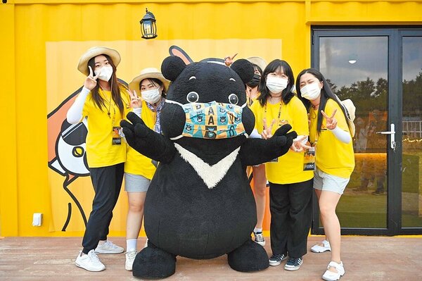 台北城市吉祥物熊讚首次赴韓國「大邱炸雞啤酒節」辦見面會，現場民眾與熊讚熱情互動。（台北市觀傳局提供／張芷瑜台北傳真）