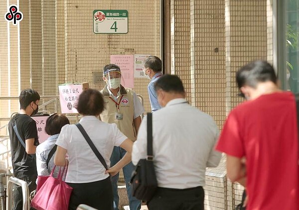 因應新冠肺炎,勞保局繼2020年、2021年後,今年再度提供度勞、勞職、就保保險費及雇主提繳的勞工退休金緩繳協助措施。圖/中時報系資料照