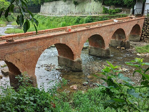 桃園龍潭大平紅橋曾被票選為全國歷史百大建築。圖/桃市府文化局提供