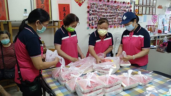 里內長輩可以到關懷據點一同上課、用餐，培養興趣也促進鄰里感情。圖／李明芬提供