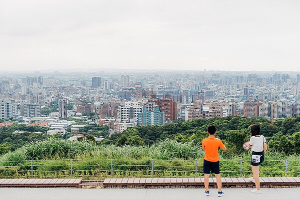 原為垃圾掩埋場的虎頭山環保公園，經市府整建更新後，變身為適合迎風、賞景的公園，更成為桃園看夜景的最佳地點。圖／桃園市政府提供