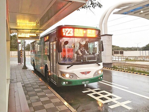 雙北公車票價傳正醞釀調漲,但目前新北市府尚未接獲公車公會提報計畫。圖/新北市交通局提供