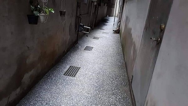 過去防火巷路面老舊，後以洗石重新鋪路進行美化，讓里內用路更安全。圖／李明芬提供