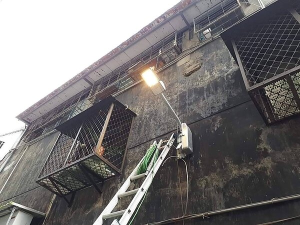 加裝壁掛式路燈後，即使是小巷子，也能擁有安全照明。圖／李明芬提供