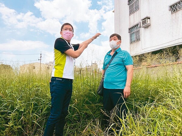 水湳園區營運條例草案擬針對進駐機構收管理費，藍綠議員與地主都反對，批評水湳抵費地雜草比人還高，應先管一管。圖／議員林祈烽提供