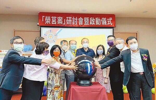 國軍退除役官兵輔導委員會為使榮民長輩性健康推展於榮家的日常生活中，特別規畫推動榮莒案，8日舉辦啟動儀式。圖／新竹榮家提供