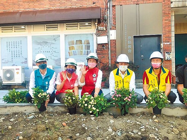 南投縣埔里鎮長廖志城(右二)等人,在花台種植麒麟花。(埔里鎮公所提供/廖志晃南投傳真)