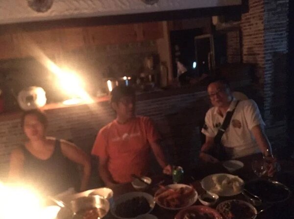 台北遊客南下苗栗尋友,結果卻遇上停電,一群人只能摸黑掃興的繼續苦等來電。圖/民眾提供