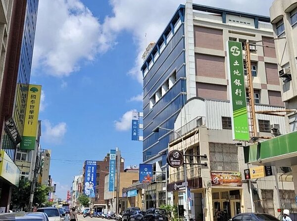 本次交易物件為圖右中間大樓,全棟商辦以3.2億元易主。圖/台灣房屋集團趨勢中心提供