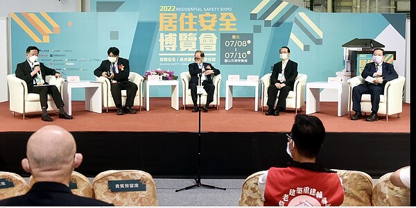 台灣金聯總經理郭文進(見圖右二)表示,台灣金聯順利達成處理不良資的階段任務後,積極轉型投入危老都更。圖/顏謙隆