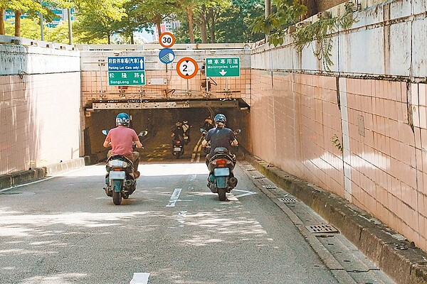 台北市基隆路地下道內線禁行機車16年，預計8月中解禁。圖／吳崢提供