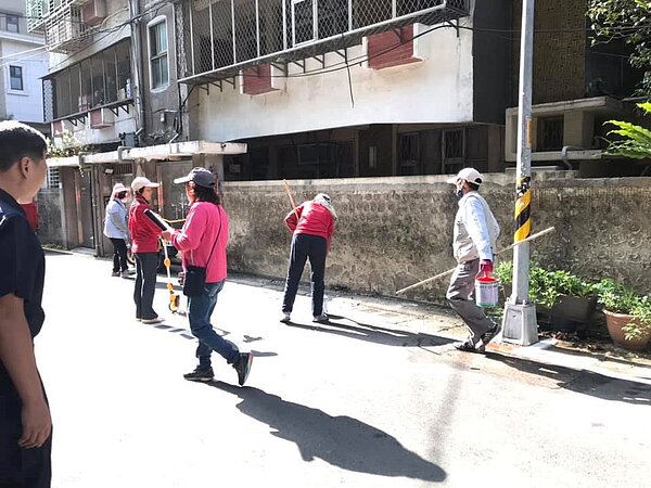 永和區信義里里民志工定期清掃里區環境。(圖/擷取自永和信義里後溪里臉書粉絲專業)