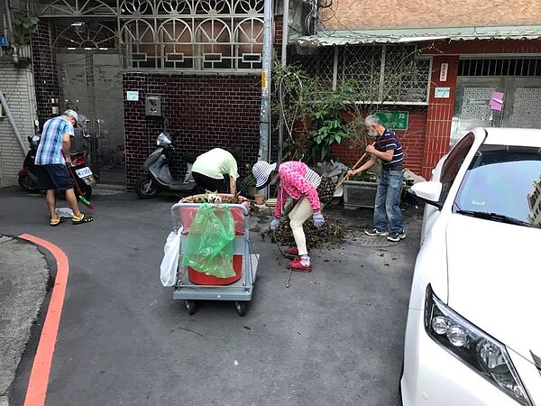 永和區信義里里民志工定期清掃里區環境。(圖/擷取自永和信義里後溪里臉書粉絲專業)