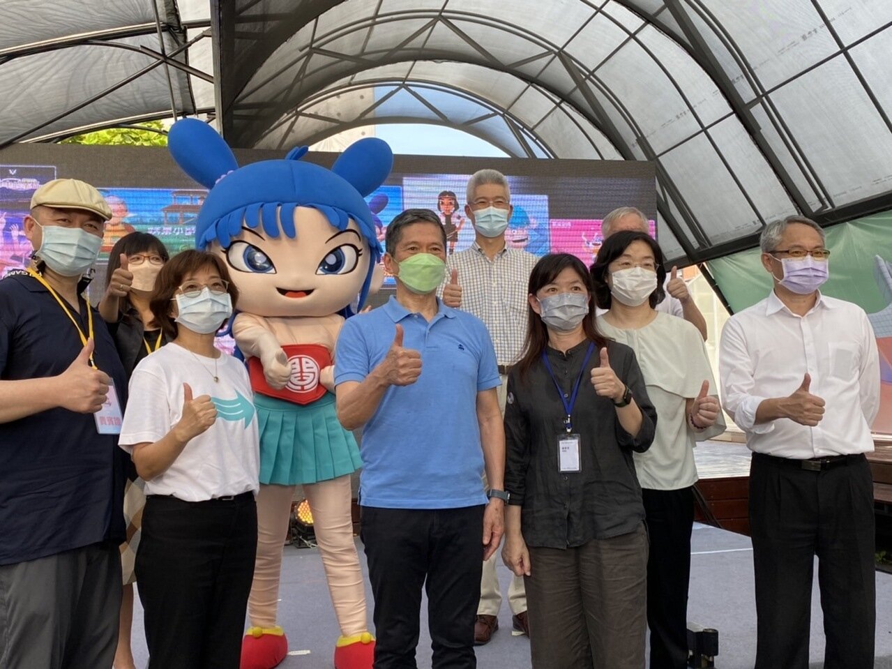 空總台灣當代文化實驗場「精神跑道-空總夏藝站」今開幕,並宣告「台灣動畫創作者基地」啟用。文化部長李永得(中)致詞時批評北市府在空總都市計畫變更過程獅子大開口,要求四成回饋。記者葉冠妤/攝影