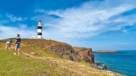 往返台南將軍漁港、澎湖南方四島及七美的藍色公路已啟航。圖為南方四島東吉嶼的燈塔地標。(張毓翎攝)