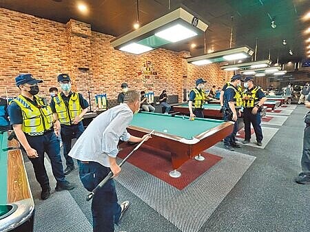 暑期「青春專案」如火如荼進行,警方針對KTV、汽車旅館、網咖及撞球場等營業場所加強掃蕩。(賴佑維攝)