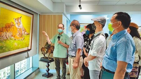 藝術家潘蓬彬策展(左一)等7位名家共襄盛舉舉辦「繪道群生」動物畫聯展,7月8日起至8月6日在桃園A12藝術空間舉辦。(賴佑維攝)