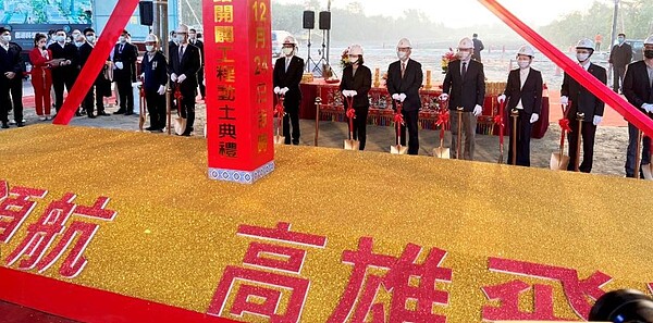 受橋頭科學園區開發助攻,高雄新市鎮二期的農地呈現飆漲,從四年前的每坪農地3萬~5萬元,漲到現在的每坪12萬~15萬元,四年上漲幅度介於200%~300%間。圖為去年底橋科舉行選地招商啟動典禮的畫面。圖/中時電子報