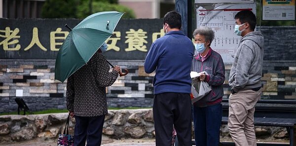 待退樂齡族首重醫療及長照險保障,退休前十年可採短年期儲蓄險存老本。圖/中時電子報