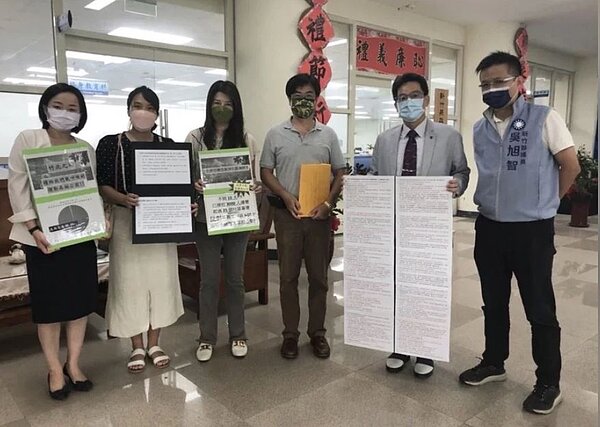 居民發起反對竹北世興空氣品質淨化區體育舘BOT案連署,10天內超過2660人次、逾25個高鐵鄰近社區簽署,並赴縣府教育局陳情。圖/民眾提供