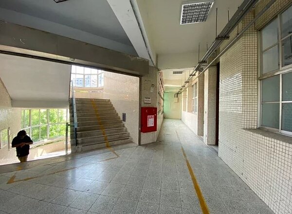 芝山國小將運用行政大樓「忠孝樓」3樓設置日照中心,已於2021年4月辦理公開招標作業與擇定優勝廠商。圖/社會局提供