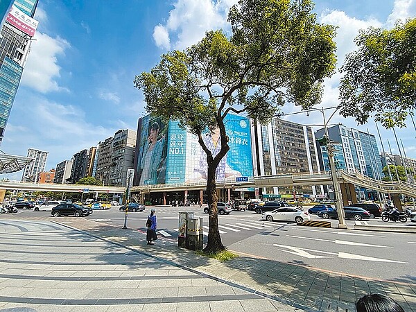 台北市去年11月起試辦封閉信義路、基隆路口處的人行天橋21天,考量部分族群通行天橋時的不便性,將在7月15日起做拆除工程。(北市工務局提供/游念育台北傳真)