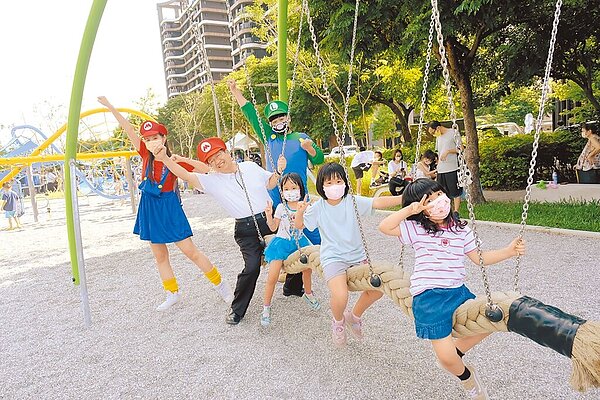 竹北市公24興隆公園正式完工,9日舉行完工典禮,吸引大批親子前來搶先體驗。(新竹縣府提供/邱立雅竹縣傳真)