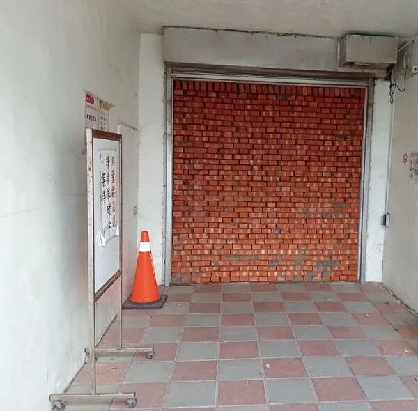 楊梅富岡國小側門遭集義祠廟方人員砌紅磚牆堵住,民代要求1周內拆除。圖/市議員涂權吉提供