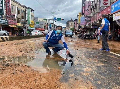 桃園市龍潭區中正路自來水幹管前天爆管,「爆漿」的泥水沖入店家。圖/議員劉熒隆提供