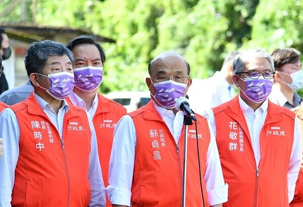 衛福部長陳時中(左)今與行政院長蘇貞昌(中)視察中央興辦文山景美社宅預定地。圖/行政院提供