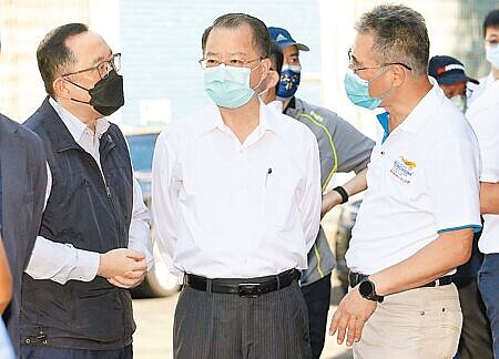 日本前首相安倍晉三日前遇刺身亡，震驚全球，外界也關注我國首長的人身安全及維安勤務。行政院長蘇貞昌10日與閣員一同視察「中央興辦文山景美社會住宅預定地」，新任的警政署長黃明昭（中）赴現場坐鎮。（黃世麒攝）