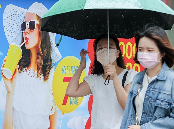 天氣愈來愈熱,出門戴口罩才幾分鐘就滿臉大汗,到底還要戴多久呢?記者曾原信/攝影