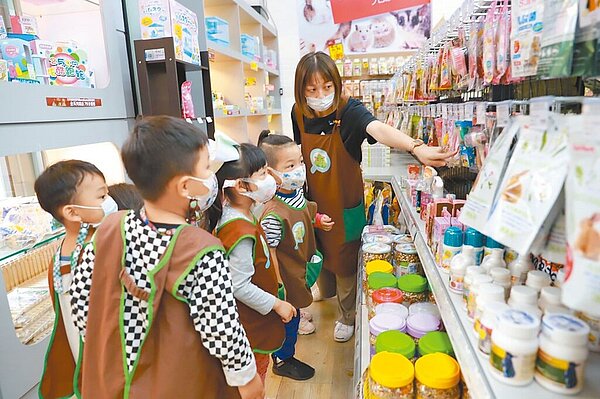 桃園市近年重大建設多，吸引不少年輕家庭移入，預估今年會增加3000名幼兒，幼兒就學需求急速上升。（桃園市政府教育局提供／陳夢茹桃園傳真）