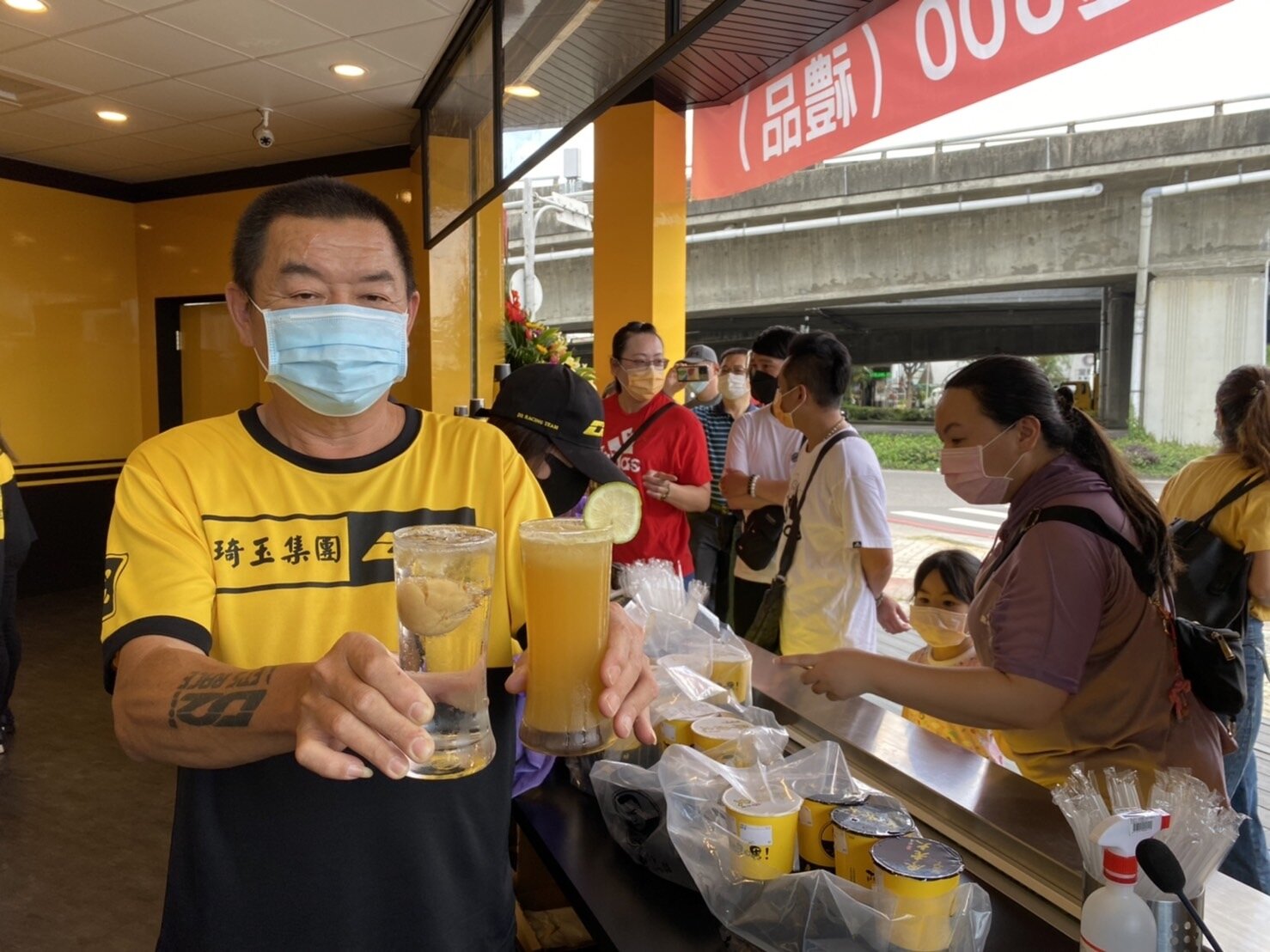 賽車教父「廖老大」廖志賢轉戰手搖飲料店,位於台中市西屯區「阿娘喂!廖老大」旗艦店今開幕,吸引長長人龍排隊。記者林佩均/攝影