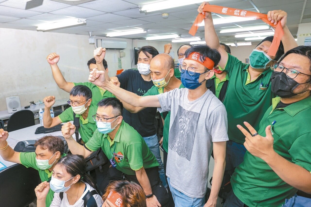 中華快遞工會六大訴求全被資方接受,工會成員拍照紀念抗爭成功。記者曾原信/攝影