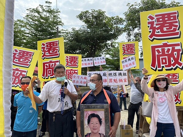 高雄市政府3月至大林蒲開第二次遷村說明會,大林蒲地區遷村權益促進會要求遷廠、賠償。記者林巧璉/攝影