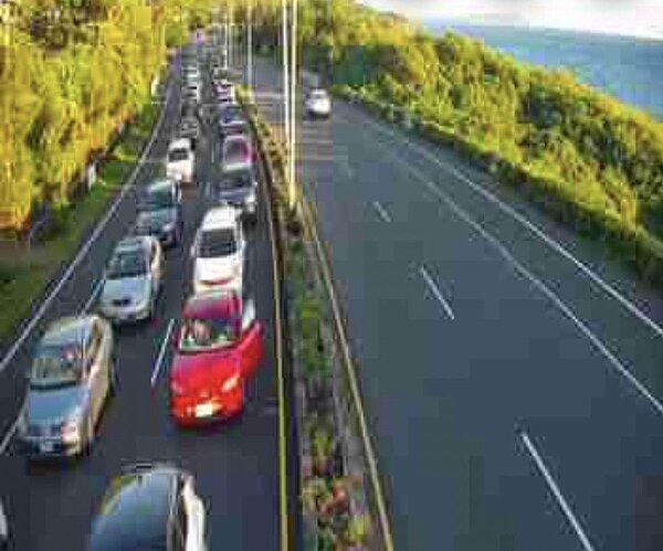 台26線枋山路段到10日下午6點為止仍是車多壅塞,北上車道車龍綿延,與南下車道空無一車形成對比。圖/取自即時路況影像