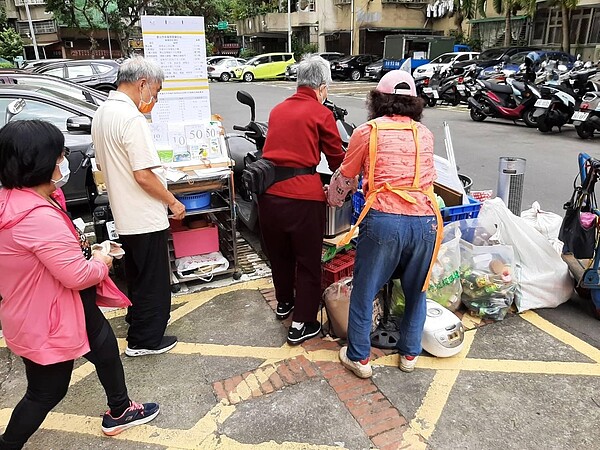 騰雲里資源回收站，里民們拿著家中回收資源來做兌換點數。圖／擷取自騰雲里Overcloud臉書