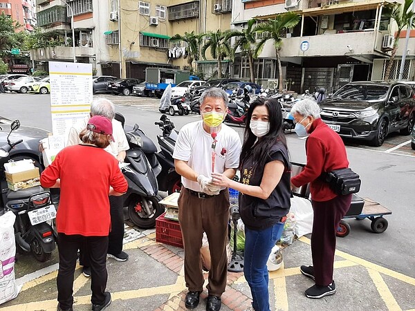 議員應曉薇蒞臨騰雲里關心與里長李重華合照。圖／擷取自騰雲里Overcloud臉書