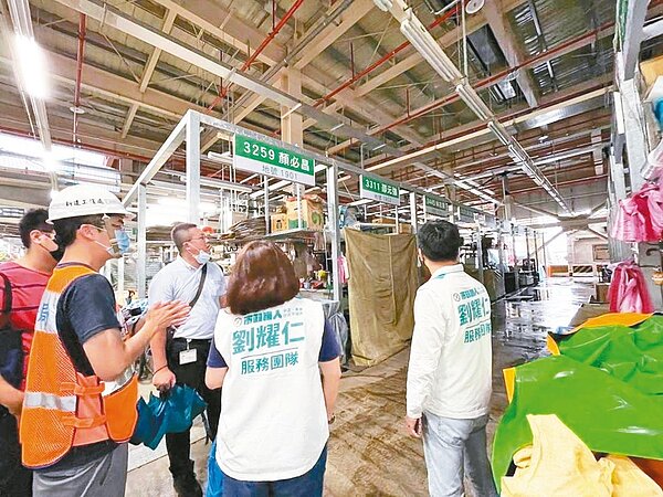 台北市議員劉耀仁表示,日前強降雨後,第一果菜中繼市場漏水,不少攤商陳情抱怨。圖/劉耀仁提供