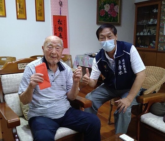 重陽節李清水探訪里內長者,致贈重陽節紅包。圖/里長李清水提供
