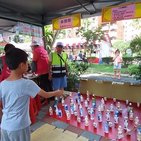 有趣的套圈圈闖關遊戲,深受小朋友歡迎。圖/里長李清水提供
